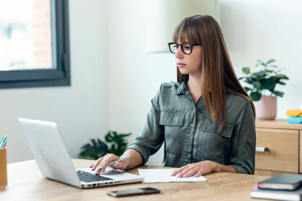Tiro Concentrada Jovem Bela Mulher Negócios Trabalhando Com Laptop Tomar — Fotografia de Stock