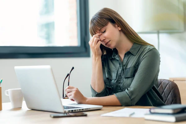 オフィスのノートパソコンで働くストレスの多い若いビジネスマンの女性のショット 心配して疲れて圧倒され — ストック写真