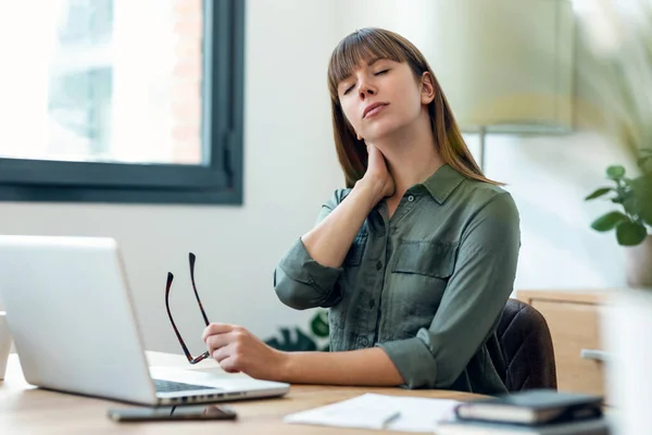 オフィスのノートパソコンで働くストレスの多い若いビジネスマンの女性のショット 心配して疲れて圧倒され — ストック写真