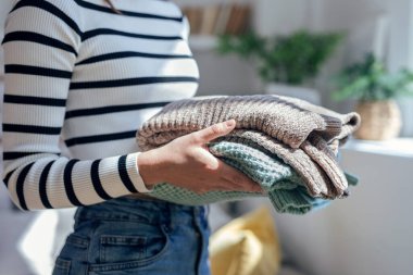 Evde katladıktan sonra temiz çamaşır kokan güzel bir kadının fotoğrafı.