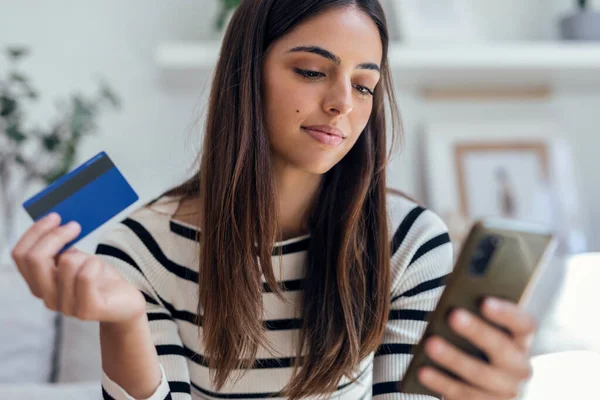 Strzał Ładnej Młodej Kobiety Zakupy Online Karty Kredytowej Smartfona Podczas — Zdjęcie stockowe