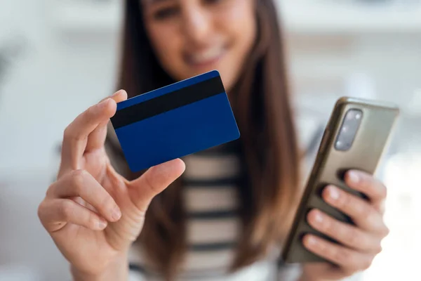 Tiro Mulher Bonita Compras Line Com Cartão Crédito Smartphone Enquanto — Fotografia de Stock