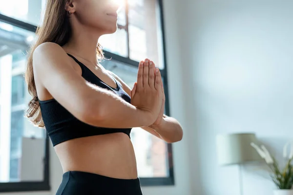 Sabah Erkenden Evde Yoga Egzersizi Yapan Atletik Bir Kadın — Stok fotoğraf
