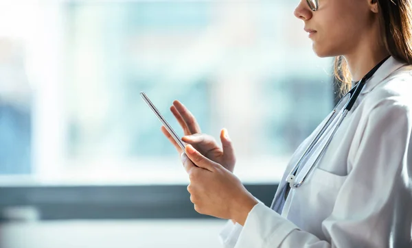 Skott Kvinnlig Läkare Som Använder Sin Digitala Tablett När Hon — Stockfoto