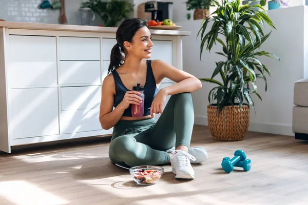 Shot Athletic Woman Drinking Healthy Protein Shake While Sitting Floor — Stock Photo, Image