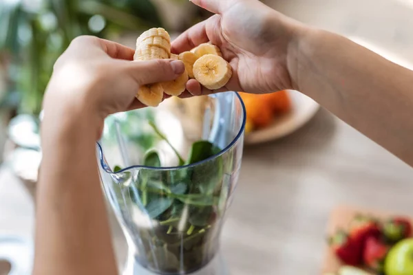 Close Mãos Mulher Preparando Smothie Com Legumes Frutas Cozinha Casa — Fotografia de Stock
