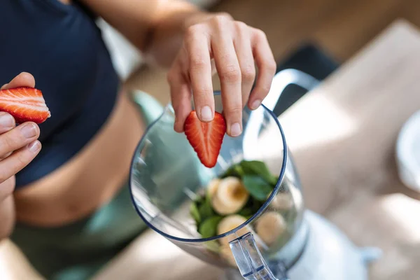 Primer Plano Las Manos Mujer Preparando Smothie Con Verduras Frutas —  Fotos de Stock
