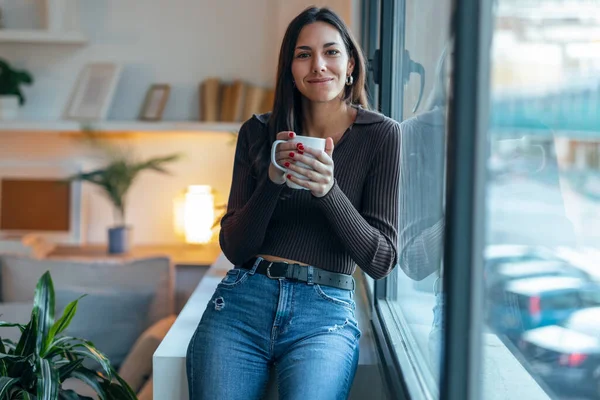 Tiros Bela Mulher Pensativa Bebendo Uma Xícara Café Enquanto Olha — Fotografia de Stock