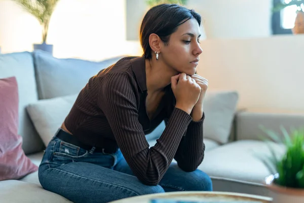 Tiro Bela Jovem Mulher Pensando Preocupado Sentado Sofá Casa — Fotografia de Stock