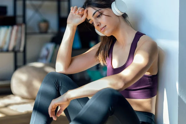 Evde Egzersiz Yapmaya Ara Verirken Kulaklıkla Müzik Dinleyen Sportif Bir — Stok fotoğraf