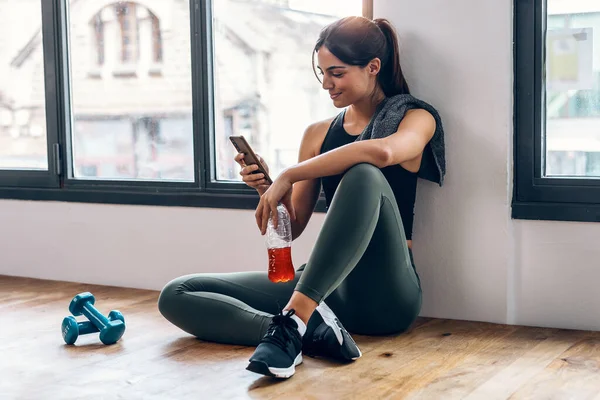 Spor Salonu Egzersizlerinden Sonra Elinde Protein Içeceği Tutarken Cep Telefonunu — Stok fotoğraf