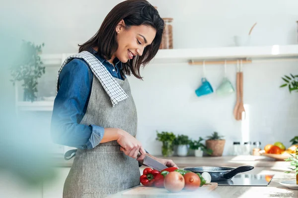 Shot Healthy Young Woman Cutting Fresh Vegetables While Cooking Healthy — Stockfoto
