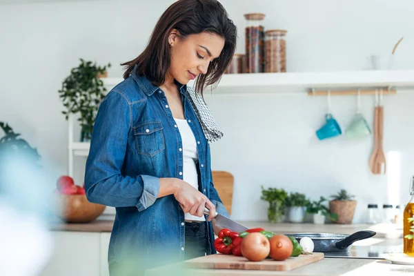 Shot Healthy Young Woman Cutting Fresh Vegetables While Cooking Healthy — Stockfoto