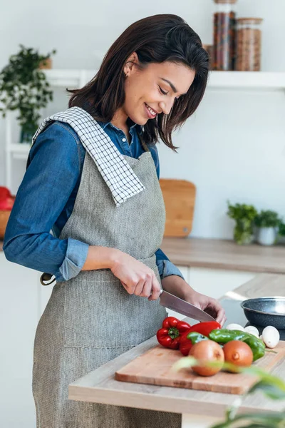 Shot Healthy Young Woman Cutting Fresh Vegetables While Cooking Healthy — Photo