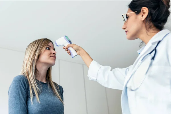 Tiro Alegre Hermosa Doctora Tomando Temperatura Paciente Mujer Con Termómetro —  Fotos de Stock