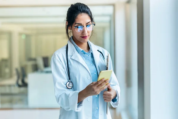 Skott Vackra Kvinnliga Läkare Med Hjälp Smartphone När Står Den — Stockfoto