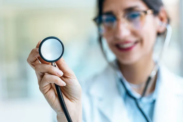 Skott Leende Kvinnlig Läkare Som Håller Ett Stetoskop Medan Tittar — Stockfoto