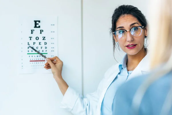 Aufnahme Der Schönen Augenoptikerin Die Einen Sehtest Mit Augendiagramm Ihrer — Stockfoto