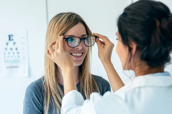 Výstřel Ženského Lékaře Výběru Při Prokazování Brýlí Zralý Krásný Pacient — Stock fotografie