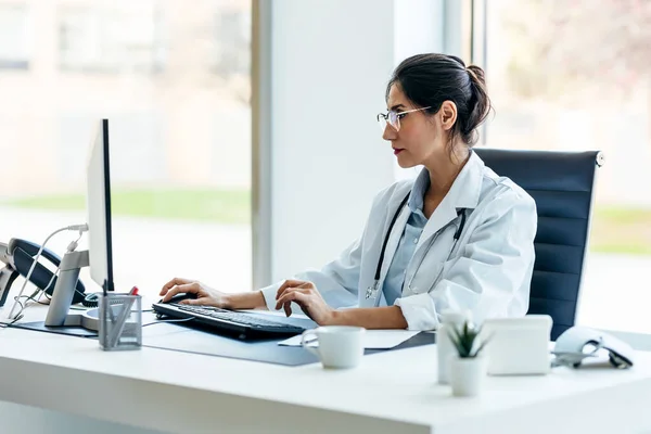 医療相談でコンピュータを操作する美しい女性医師のショット — ストック写真