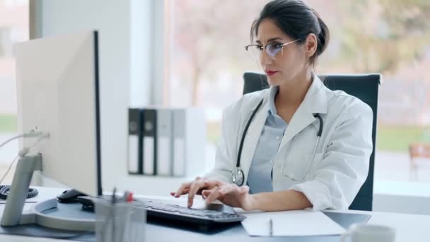 医療相談でパソコンで働く美人女医の映像 — ストック動画