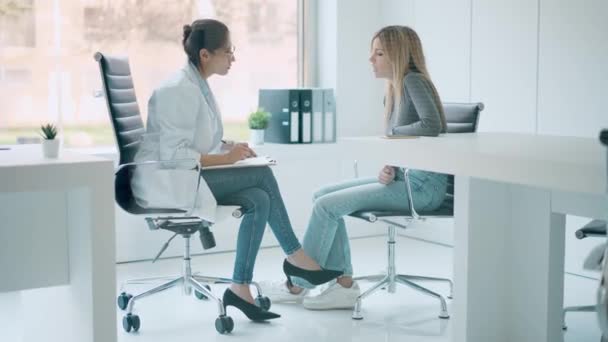 在医疗会诊过程中 与女性心理学家交谈时 美女忧心忡忡的视频 — 图库视频影像