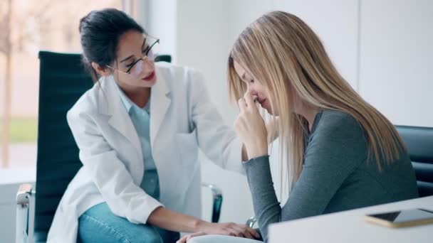 在医疗会诊期间 与女性心理医生一起进行治疗时 美女忧心忡忡哭泣的视频 — 图库视频影像