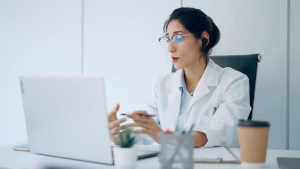 Video Vackra Kvinnliga Läkare Som Gör Ett Videosamtal Medan Talar — Stockvideo