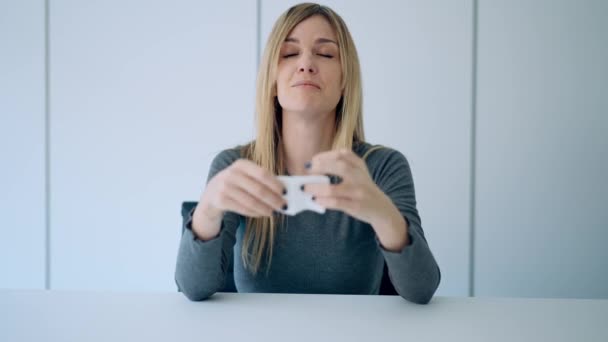 Video Einer Besorgten Depressiven Frau Die Weint Während Sie Videotelefonie — Stockvideo
