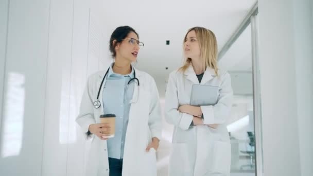 Video Två Attraktiva Kvinnliga Läkare Ler Medan Tittar Kameran Stående — Stockvideo