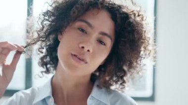 Evdeki kameraya bakarken poz veren güzel bir genç kadın videosu.