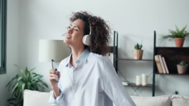 Wideo Pięknej Młodej Kobiety Słuchającej Muzyki Słuchawkami Podczas Tańca Śpiewania — Wideo stockowe