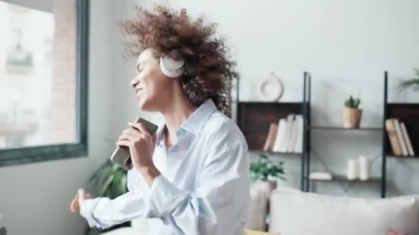 Video Wanita Muda Yang Cantik Mendengarkan Musik Dengan Headphone Sambil — Stok Video