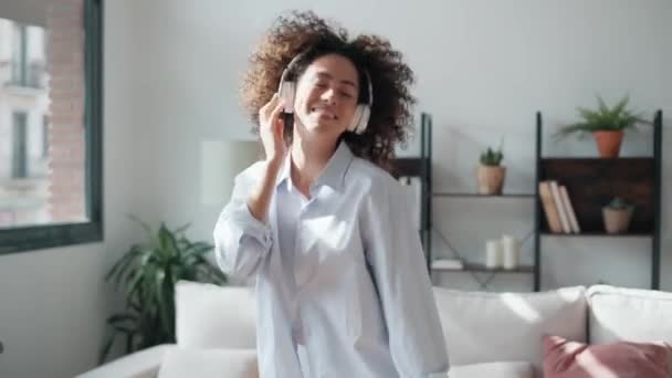 Video Wanita Muda Yang Cantik Mendengarkan Musik Dengan Headphone Sambil — Stok Video