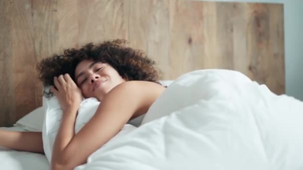 Video Una Hermosa Joven Estirándose Después Despertarse Dormitorio — Vídeos de Stock