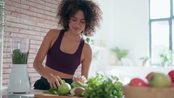 Video Sporty Young Woman Making Vegetable Green Smoothie Kitchen Home — Stock Video