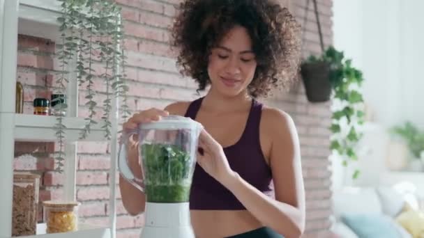 Video Giovane Donna Sportiva Che Frullato Verde Vegetale Cucina Casa — Video Stock