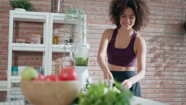 Video Von Sportlicher Junger Frau Die Hause Der Küche Einen — Stockvideo