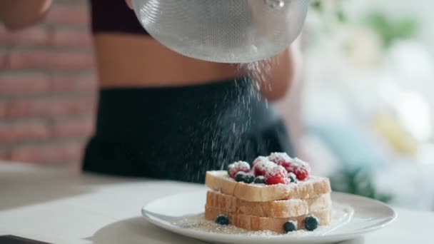 家でキッチンでおいしいと健康的なトーストを作るスポーティーな若い女性のビデオ — ストック動画