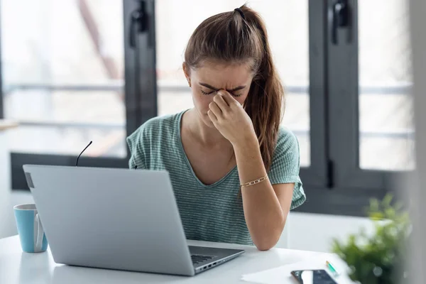 Egy Stresszes Üzletasszony Aki Otthonról Dolgozik Laptopon Aggódva Fáradtan Túlterhelten — Stock Fotó