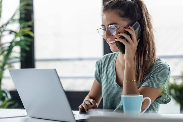 Aufnahme Einer Lächelnden Geschäftsfrau Die Mit Laptop Arbeitet Während Sie — Stockfoto