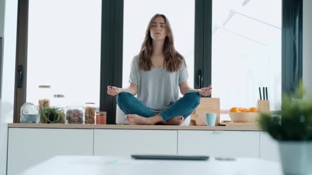 Video Söt Ung Kvinna Lotusställning Sitter Bordet Samtidigt Som Kopplar — Stockvideo