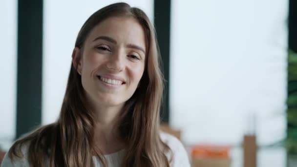 Evdeki Oturma Odasında Kameraya Bakan Güzel Genç Bir Kadının Videosu — Stok video