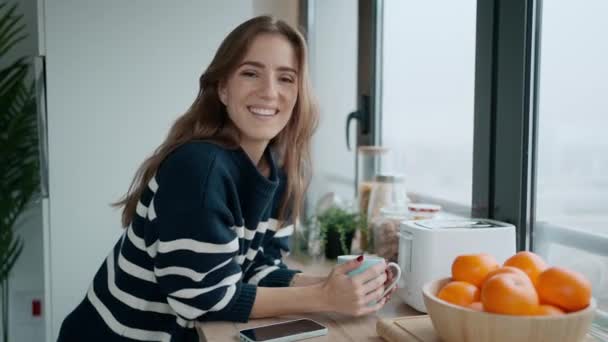 Видео Красивой Молодой Женщины Пьющей Кофе Глядя Камеру Кухне Утрам — стоковое видео