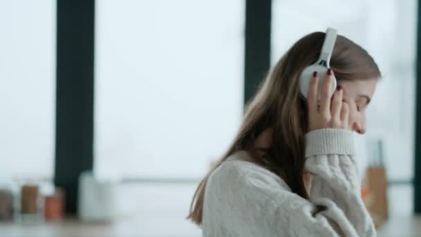 Video Beautiful Woman Listening Music Headphones While Dancing Living Room — 비디오