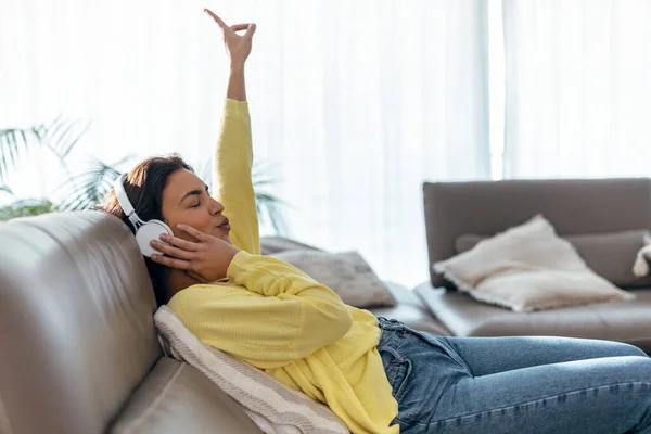 Strzał Zrelaksowanej Kobiety Słuchającej Muzyki Pomocą Smartfona Leżącego Kanapie Domu — Zdjęcie stockowe