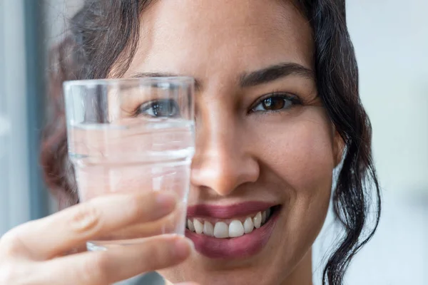 Primer Plano Hermosa Mujer Deportiva Bebiendo Vaso Agua Mientras Está — Foto de Stock