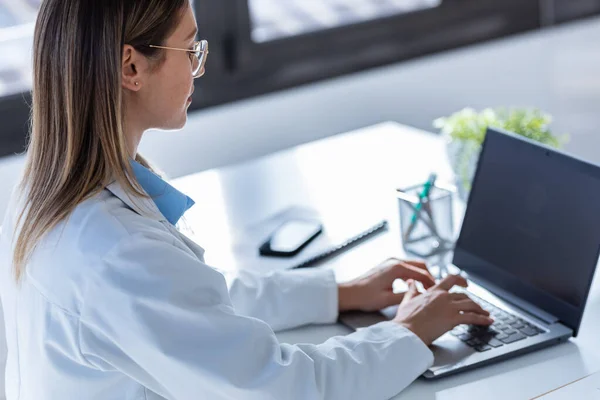 Ciddi Bir Kadın Doktorun Tıbbi Konsültasyonda Dizüstü Bilgisayarıyla Çalışması — Stok fotoğraf