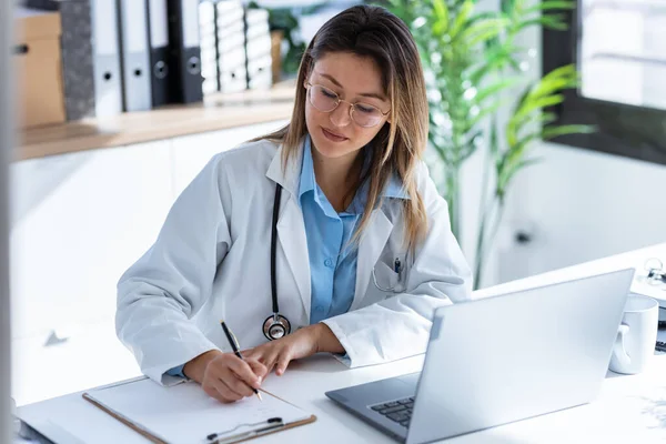 Постріл Серйозної Жінки Лікарки Працює Своїм Ноутбуком Медичній Консультації — стокове фото