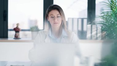 Ciddi bir kadın doktorun tıbbi konsültasyonda laptopuyla çalışırken videosu..